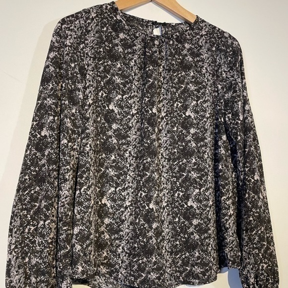 Evereve Allison Joy NWOT Harper Volume Sleeve blouse Peasant Sleeve snakeskin - Picture 6 of 8